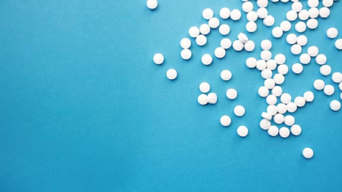 Officials of the Drug Control Department raided and seized fake medicine in Amta gnr 