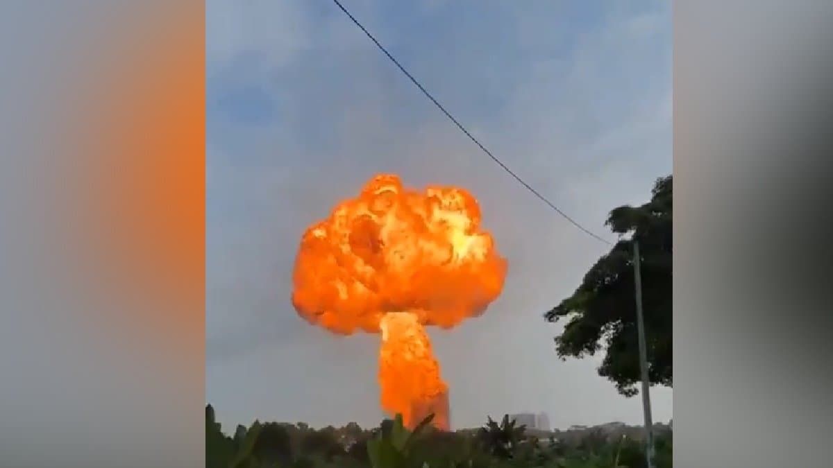 Massive Fire In Malaysia Fiery Cloud Seen