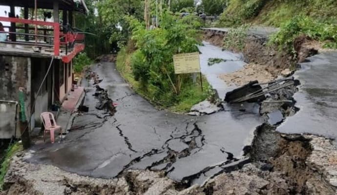 North Bengal: উত্তরে তুমুল বৃষ্টিতে দার্জিলিংয়ের একাধিক জায়গায় ধস, বন্ধ রাস্তা 