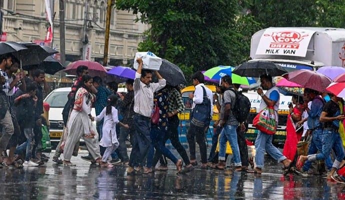 জোড়া ঘূর্ণাবর্ত বঙ্গোপসাগরে, ভারী বৃষ্টির পূর্বাভাস বঙ্গে