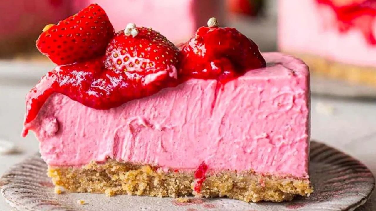  Strawberry Cheesecake: বড়দিনের আড্ডা জমে উঠুক স্ট্রবেরি চিজকেক দিয়েই! রইল রেসিপি 