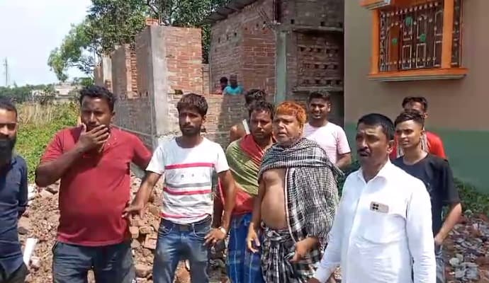 Murshidabad: ‌রাতের অন্ধকারে ভরাট হয়ে যাচ্ছে জঙ্গিপুরের শতাব্দী প্রাচীন পুকুর,‌ বর্ষায় বানভাসি হওয়ার আশঙ্কায় এলাকাবাসী 
