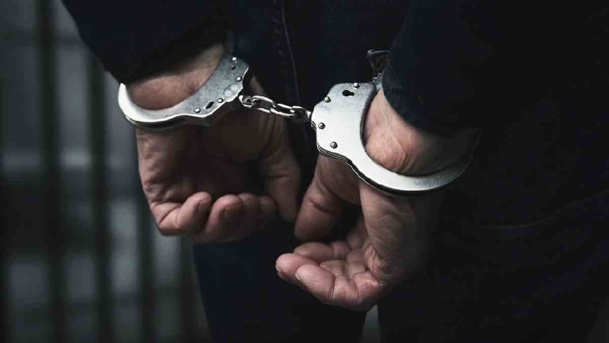 Miscreants looted money from a bank employee