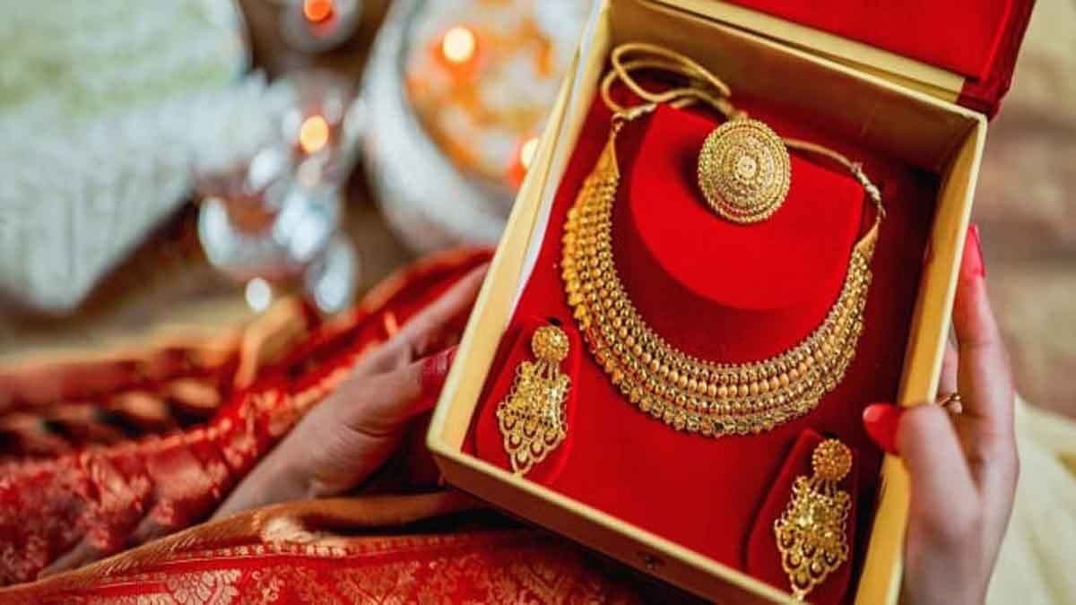 Gold Price Huge Fall in Kolkata Today Check 22 and 24 Carat Gold Price on 15 September 