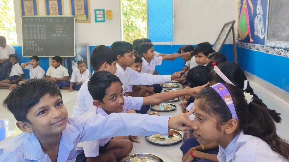 পুজো শেষে স্কুলে 'বোনফোঁটা'র আয়োজন, কারণ জানলে অবাক হবেন 
