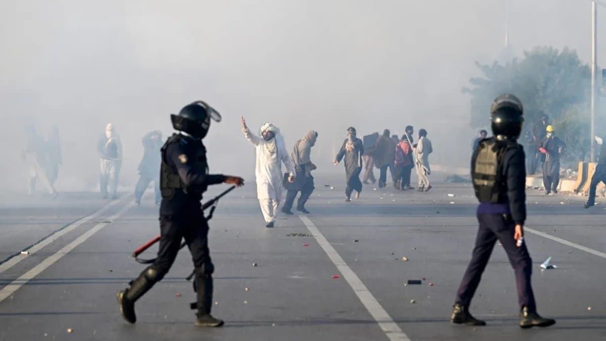 Clash between Imran Khan's supporters and Police force in Pakistan gnr