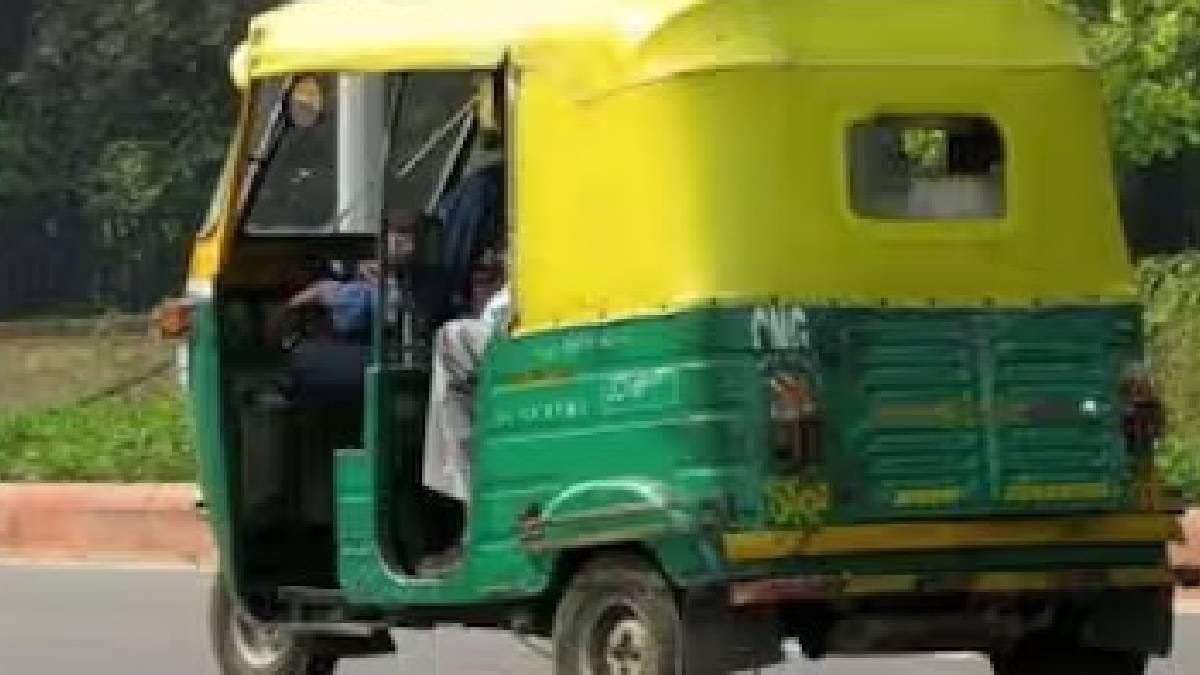 Auto Rickshaw Driver  harassing  walking  women