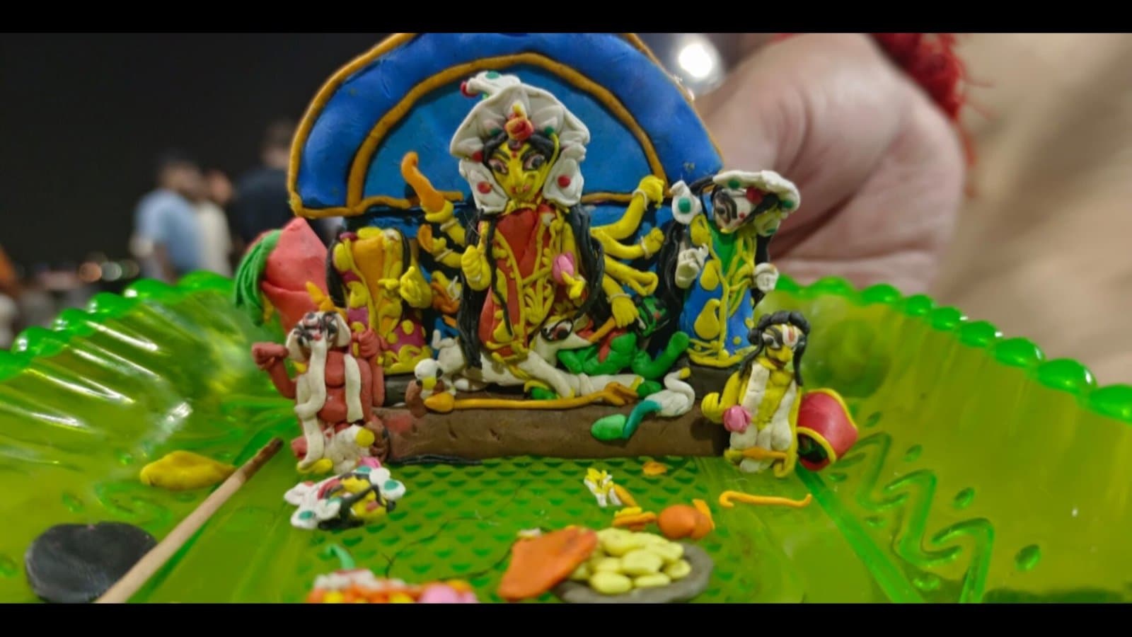 পাড়ার প্রতিমার সঙ্গে বিসর্জন হল দেড় ইঞ্চি ছোট 'উমা'র