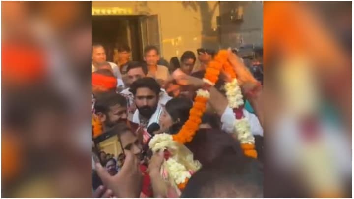 Kanhaiya Kumar:‌ মালা পরানোর নামে কংগ্রেস প্রার্থী কানহাইয়া কুমারকে মারা হল চড়, গায়ে ছেটানো হল কালি
