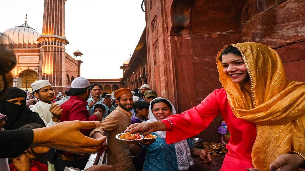Hindu girl Neha Bharti serves Iftar every day during Ramadan at Delhi Jama Masjid