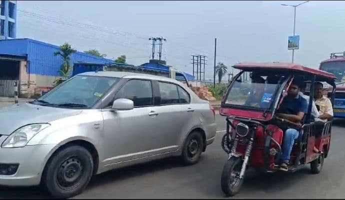 Accident: ‌ভয়াবহ দুর্ঘটনার পরেও হুঁশ ফেরেনি, রাজ্য সড়কে যাত্রী নিয়ে অবাধে যাতায়াত টোটোর
