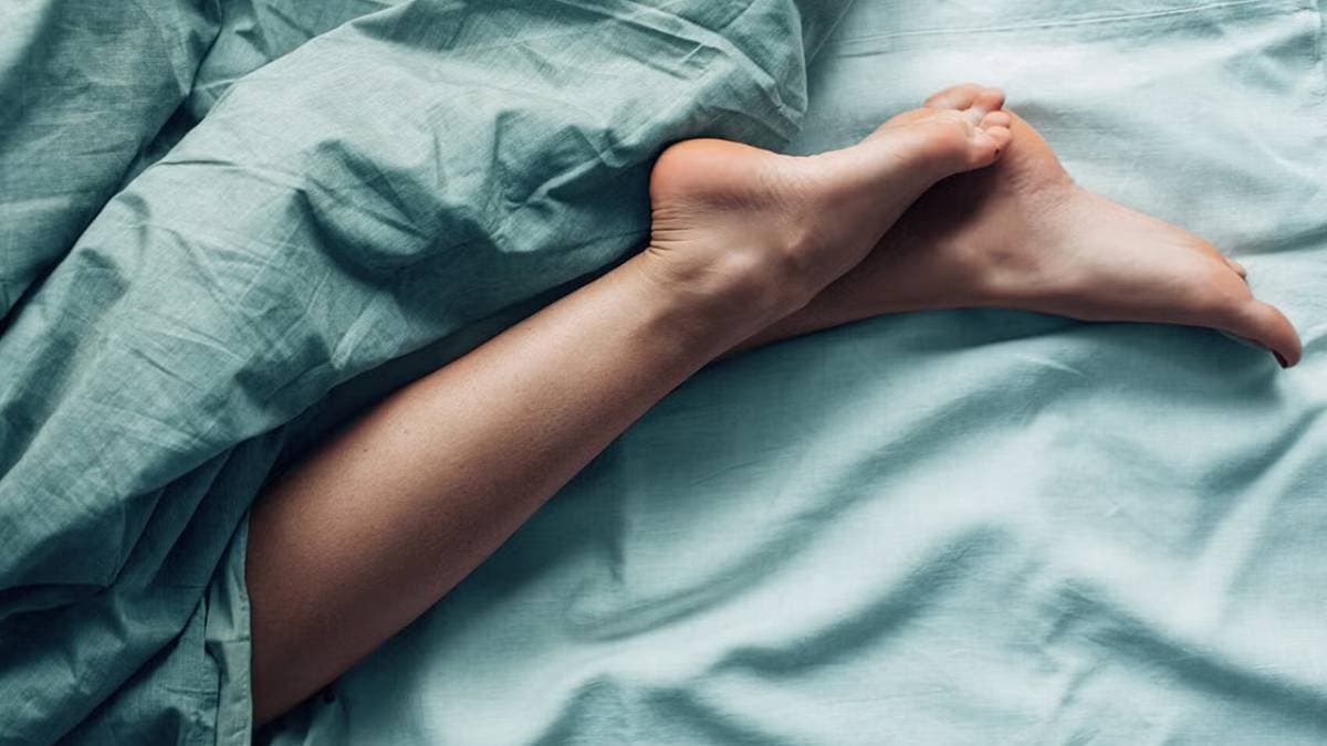 Can keeping one foot outside the blanket help you sleep better   