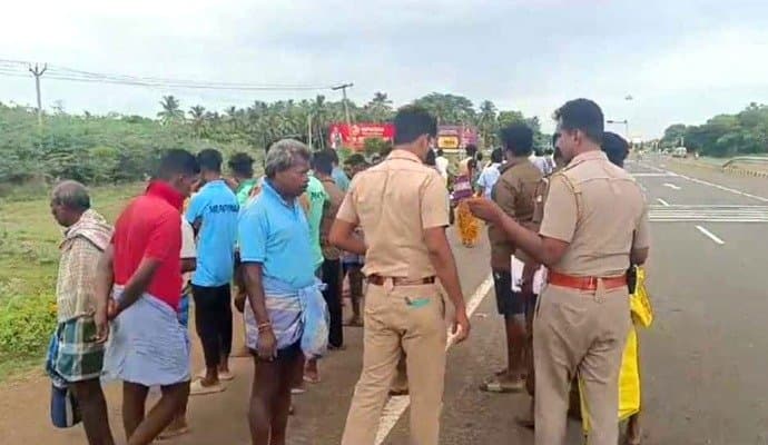 Tamil Nadu: পায়ে হেঁটে মন্দির যাওয়ার পথে পিষে দিল বেপরোয়া ভ্যান, তামিলনাড়ুতে মর্মান্তিক পরিণতি ৫ পুণ্যার্থীর 