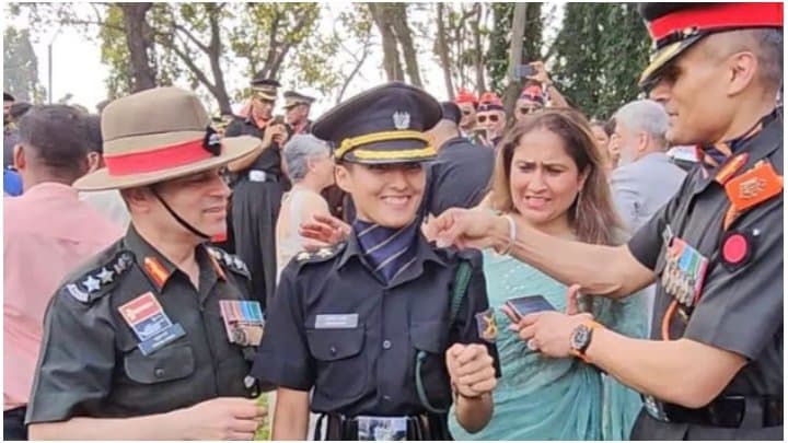 দু' দশক আগে মৃত্যু বাবার, তাঁর ইউনিফর্ম পরে সেনাবাহিনীতে যোগদান মেয়ের