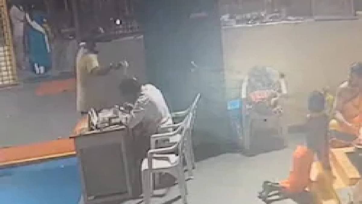 Man throws acid on temple worker in Telangana Saidabad see the video