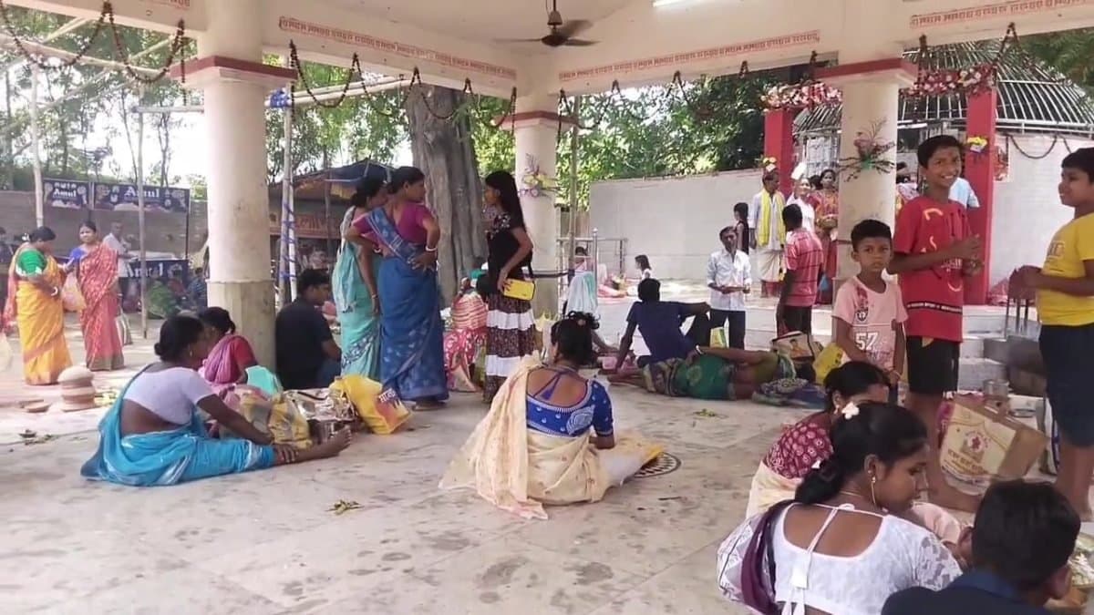 Locals of Murshidabad Kandi believe that Chand Sadagar first offered his prayers to devi Manasa in this temple