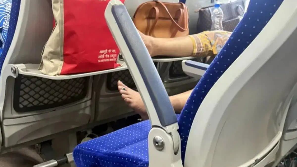 wrong  Behaviour In Train viral post 