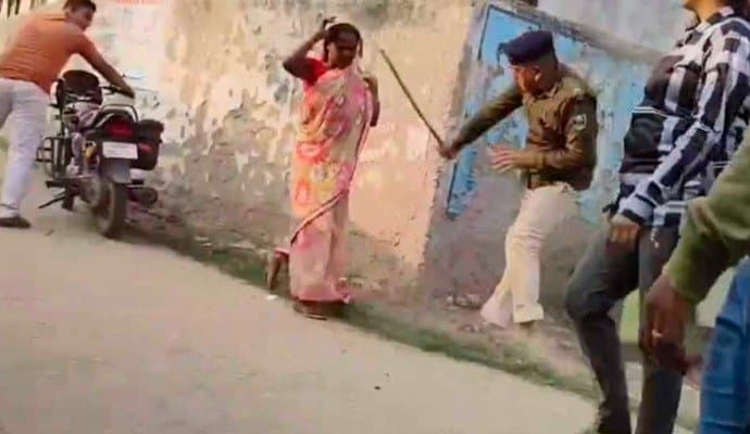 Bihar: বিহারে মাঝ রাস্তায় দলিত মহিলাকে বেধড়ক মারধর পুলিশের 