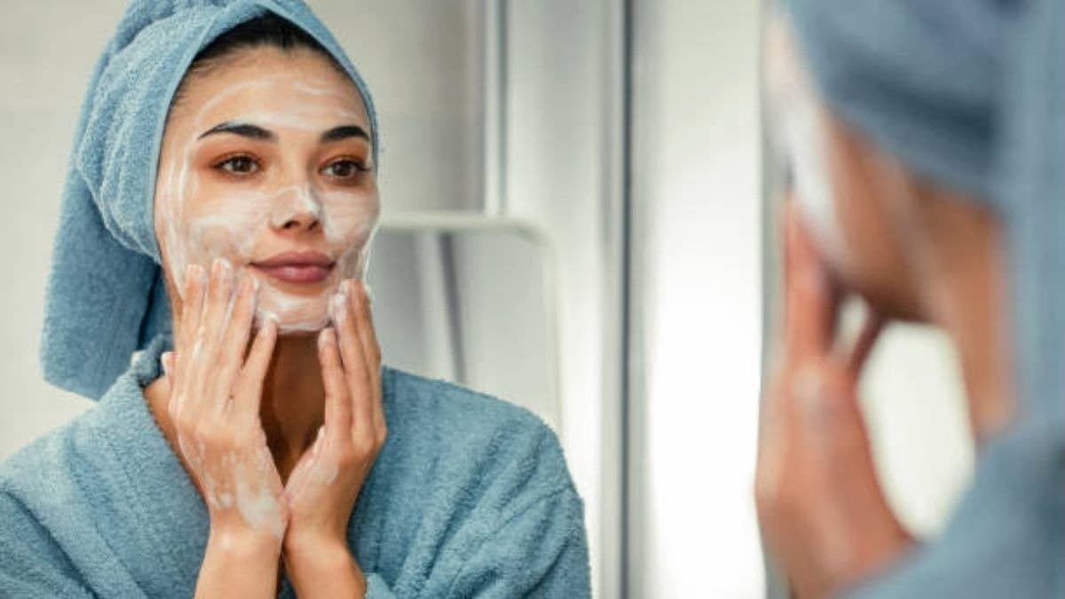 These natural night cream gives glow to skin 