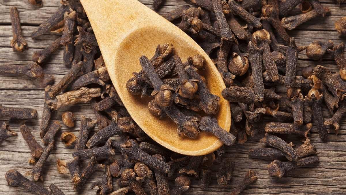 Three  health benefits of chewing cloves daily