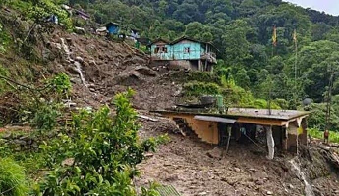 Heavy Rain: ‌তুমুল বৃষ্টিতে ফের ধস, বন্ধ ১০ নম্বর জাতীয় সড়ক
