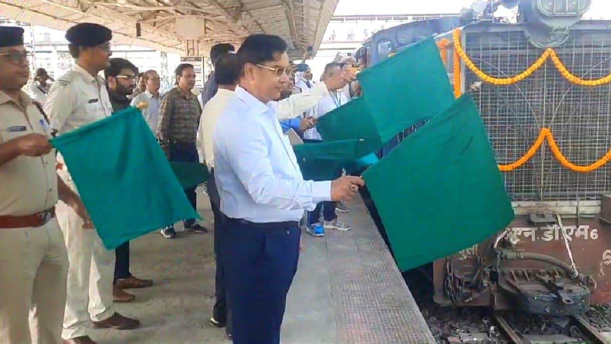 Toy train between New Jalpaiguri and Darjeeling return on track gnr