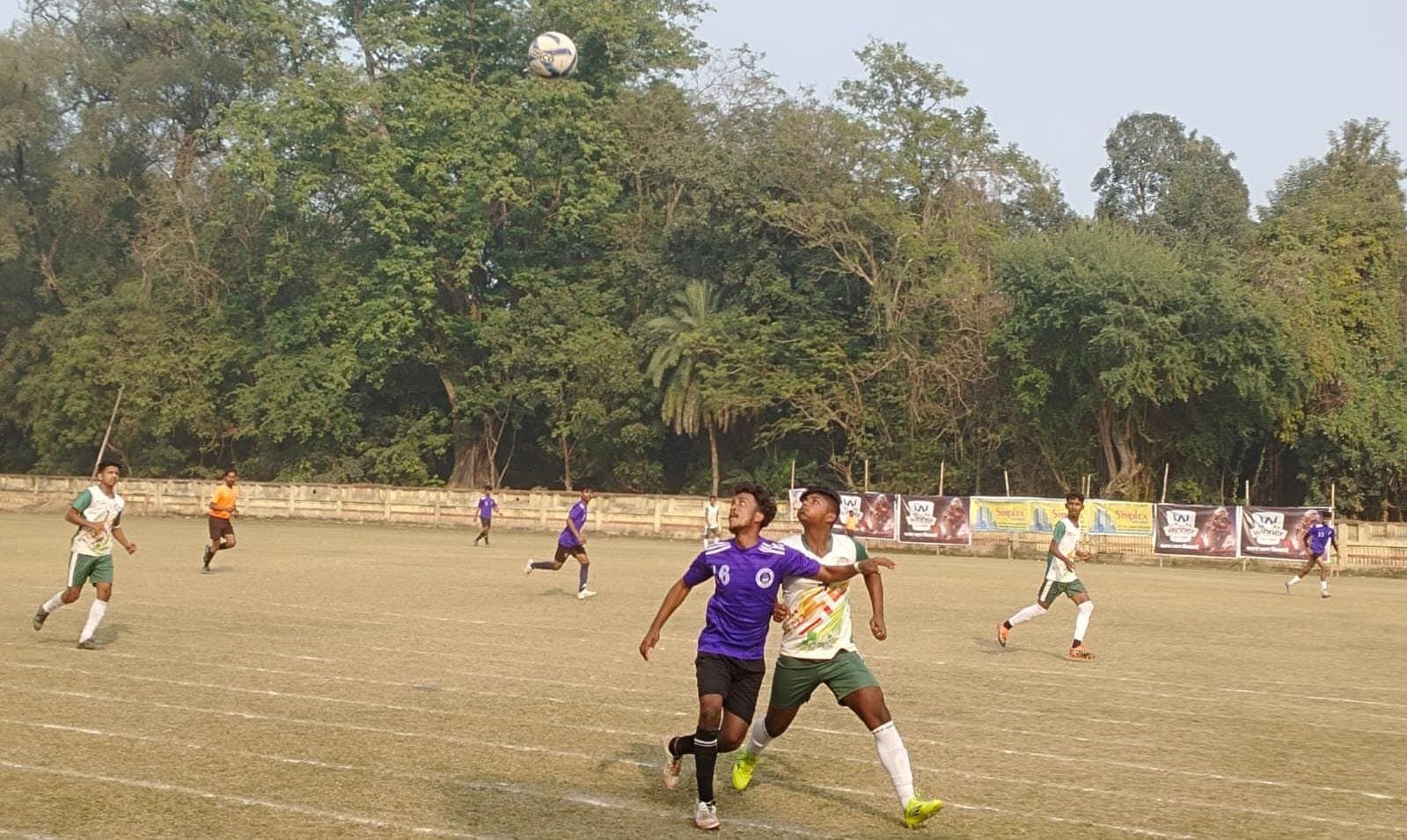 চুঁচুড়ায় প্রয়াত সুরজিৎ সেনগুপ্তর স্মৃতিতে আয়োজিত ফুটবল প্রতিযোগিতার ফাইনালে চাঁদের হাট 