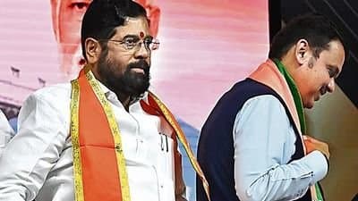 বিজেপির ভরাডুবির দায় স্বীকার! পদত্যাগের প্রস্তাব ফডণবীসের 