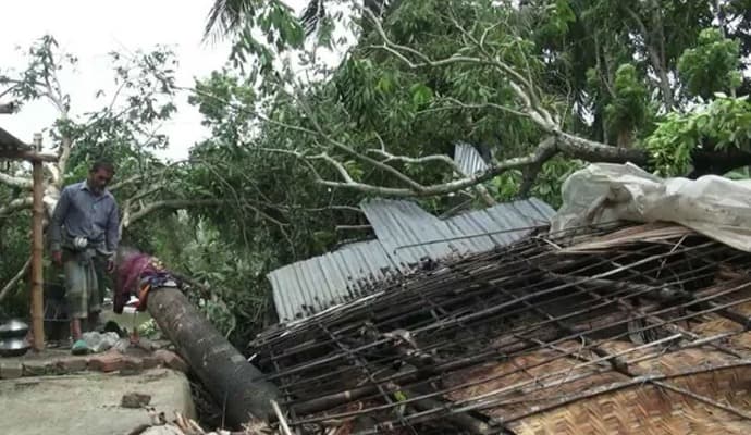 Mathurapur: ‌‌আচমকা উঠল পাঁচ মিনিটের ঝড়, তছনছ মথুরাপুরের দুটি ব্লকের একাধিক বাড়ি 
