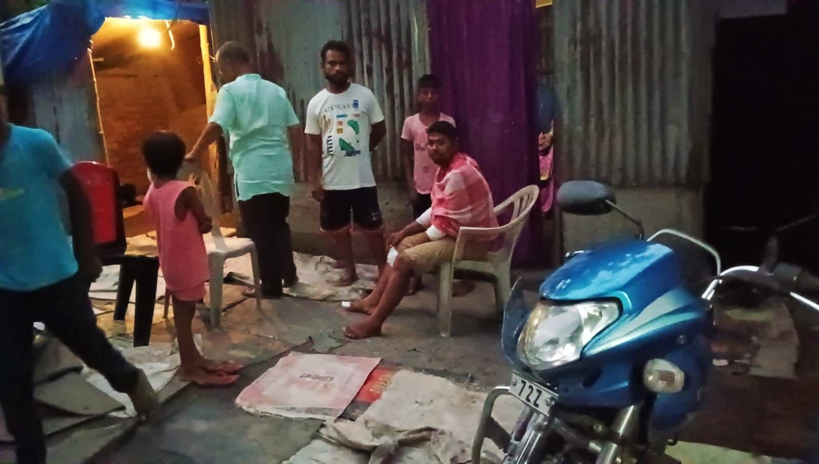 দিনের আলোয় চলন্ত বাইকে চিতার হামলা