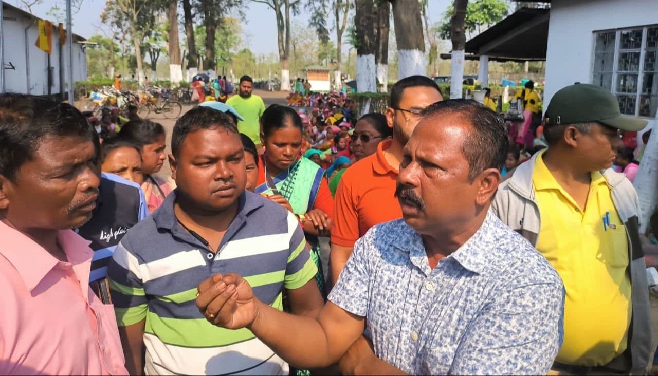 Jalpaiguri: নিয়মিত বেতন না পাওয়ায় বিক্ষোভ চা শ্রমিকদের, ভোট বয়কটের ডাক 