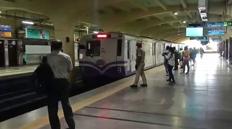 Kolkata metro service disrupted in rush hour