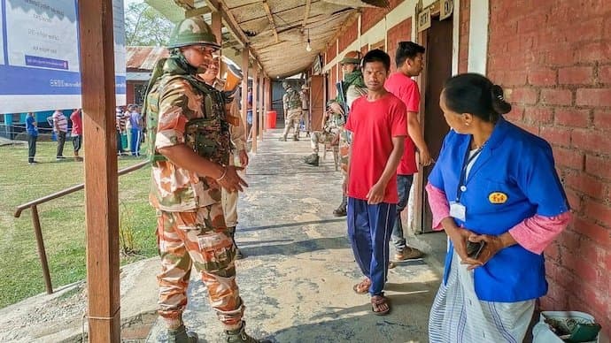 Manipur: দ্বিতীয় দফাতেও অশান্তি, মণিপুরের ৬ বুথে পুনর্নির্বাচনের নির্দেশ কমিশনের 