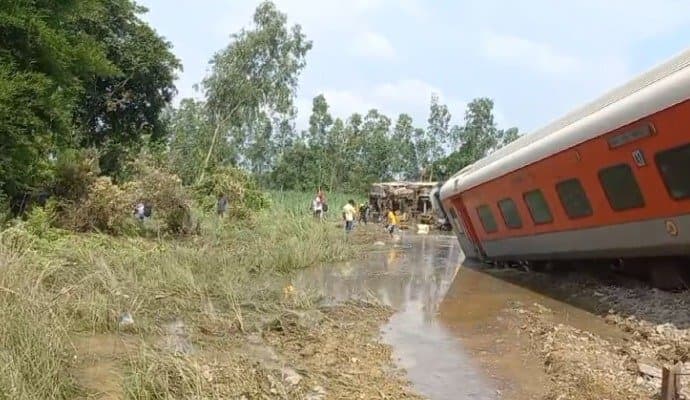 Dibrugarh express derailed near gonda in up