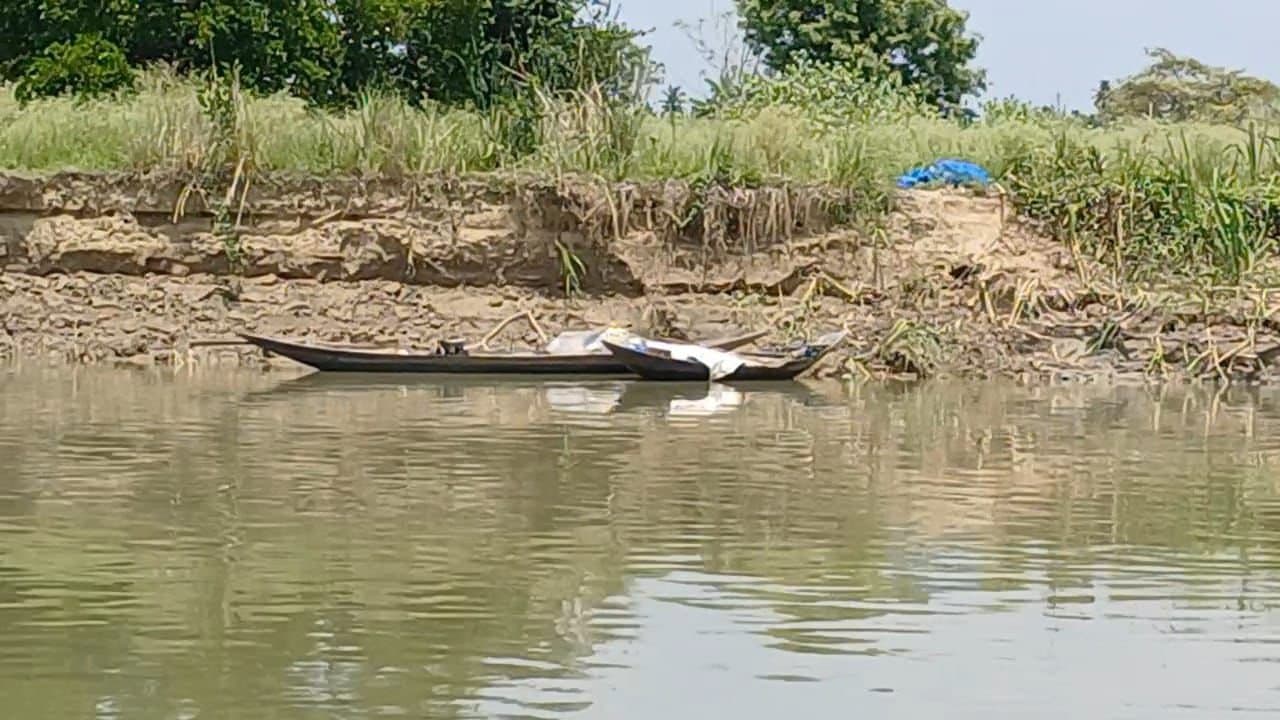 Hooghly: দৈনন্দিন প্রয়োজন মেটাতে ভরসা নৌকা