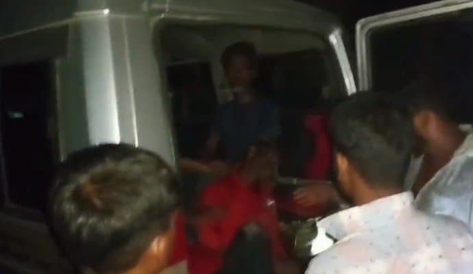 Berhampore: গণপ্রহারের হাত থেকে ২ ব্যক্তিকে বাঁচাল বহরমপুর থানার পুলিশ 