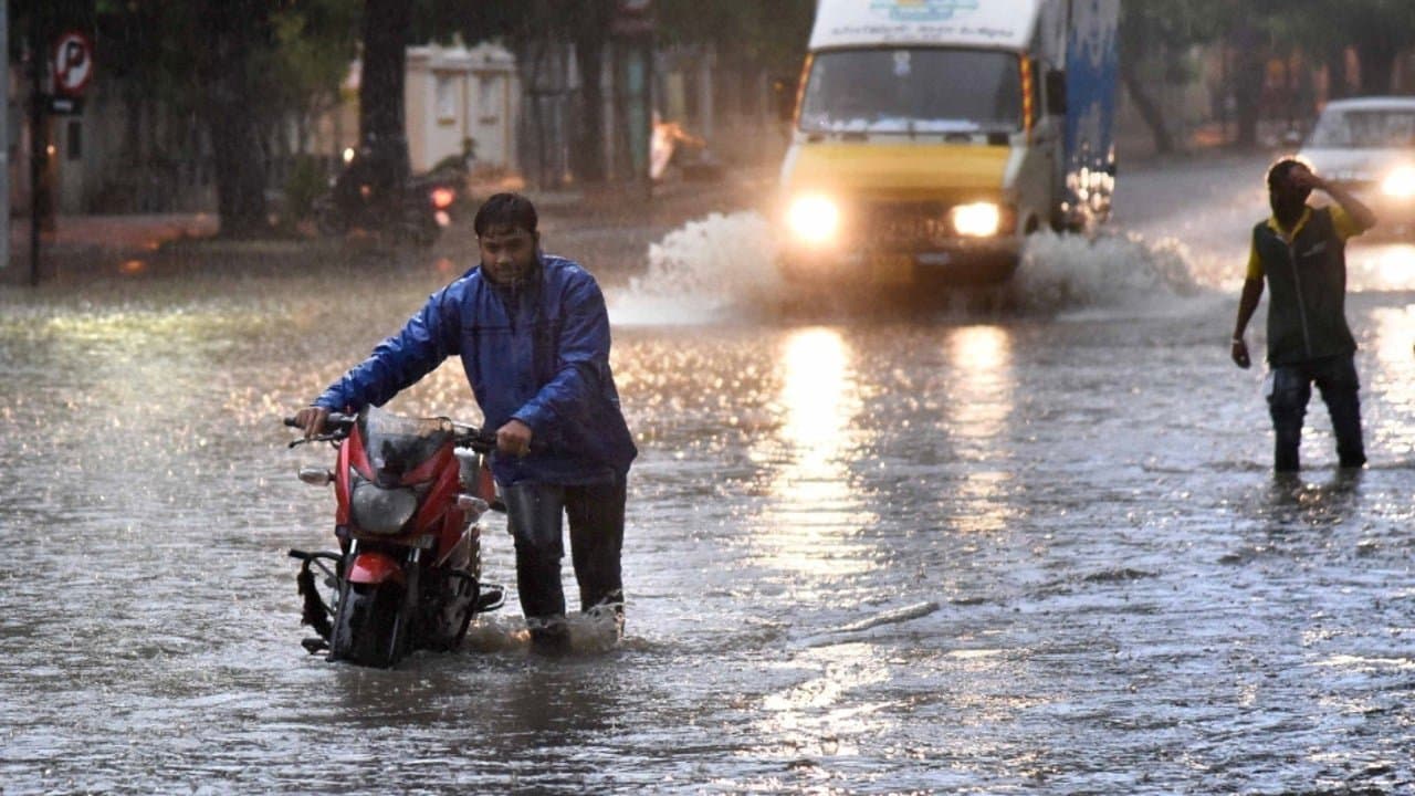 Weather Forecast: জুলাইয়ের শেষে দুর্যোগের ঘনঘটা, একাধিক রাজ্যে ভারি বৃষ্টির সতর্কতা, বন্যা, ধসে বিপর্যয়ের আশঙ্কা 