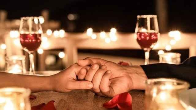 UP Woman Fools Daughter In Laws Lover Into Meeting Her, Beats Him With Slippers In Public gnr 