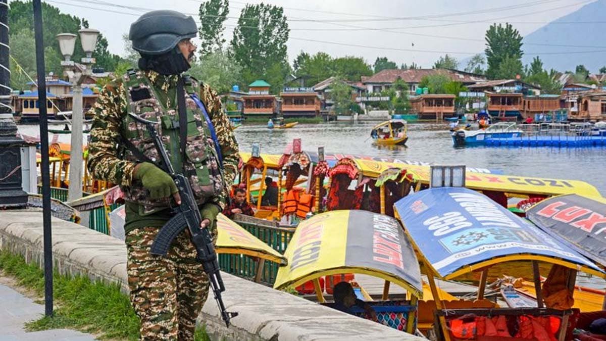 Missile like object lands in Dal Lake 