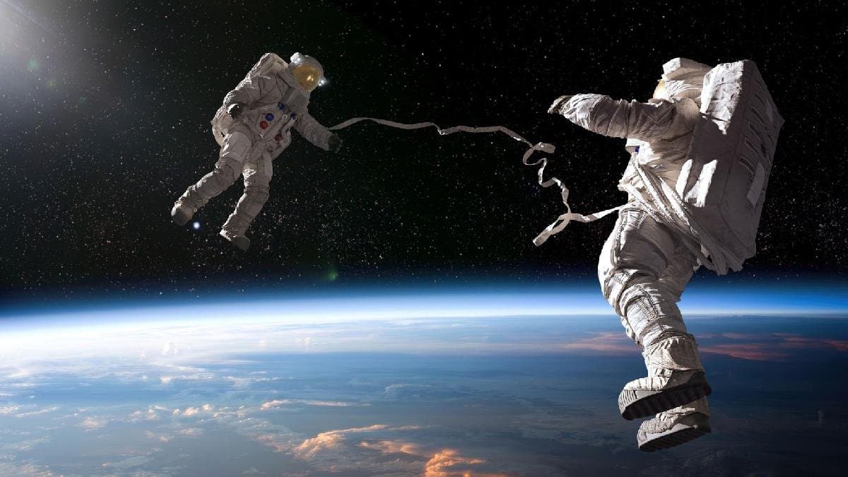 Two models compete to Go to the space