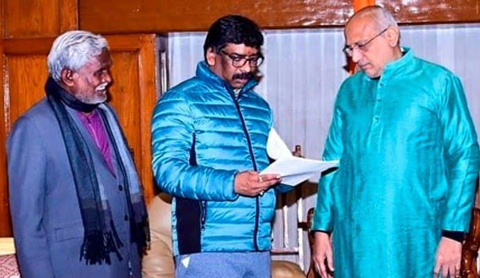 Jharkhand: জমি দুর্নীতিতে গ্রেপ্তার হেমন্ত সোরেন, ঝাড়খণ্ডের মুখ্যমন্ত্রীর কুর্সিতে চম্পাই সোরেন 