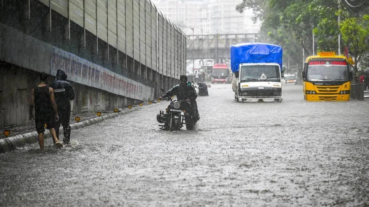 খেলা এখনও বাকি! অকাল বর্ষায় বিধ্বস্ত হওয়ার পর মুম্বইতে লাল সতর্কতা জারি মৌসম ভবনের