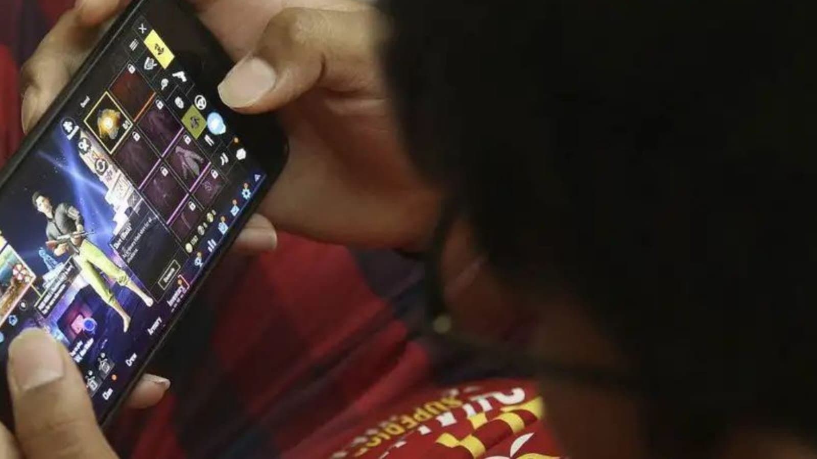  14 years old boy stabs mother after she refused to give mobile phone for gaming in kerala_gnr