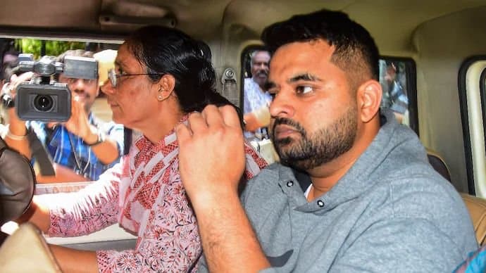 Phone :  পুলিশের নজরে এবার প্রজ্জ্বল রেভান্নর হারিয়ে যাওয়া মোবাইল ফোন 