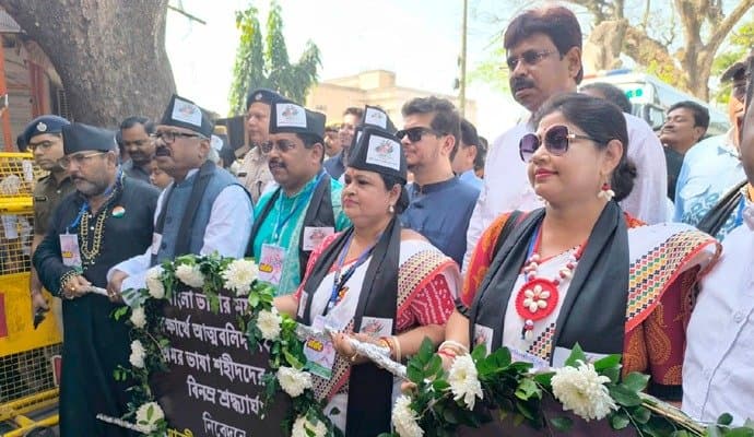 শতকণ্ঠে রাজ্য সঙ্গীত, একুশ প্রদীপ ভাসিয়ে সীমান্তে ভাষা দিবস 