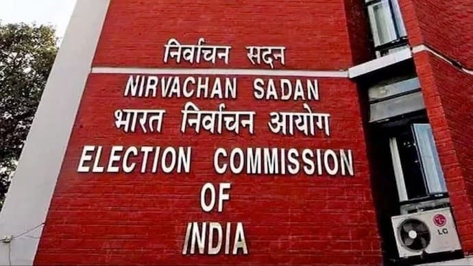 EC: আমলাদের বদলি নিয়ে বিজ্ঞপ্তি জারি করল নির্বাচন কমিশন