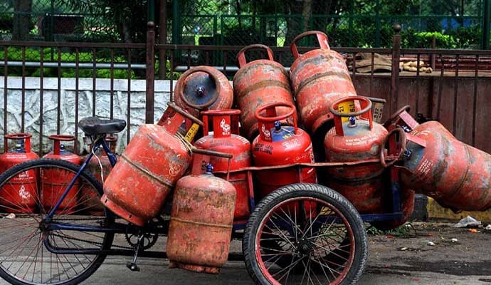 LPG: রান্নার গ্যাসের আধার তথ্য যাচাইয়ের শেষদিন ৩১ মার্চ