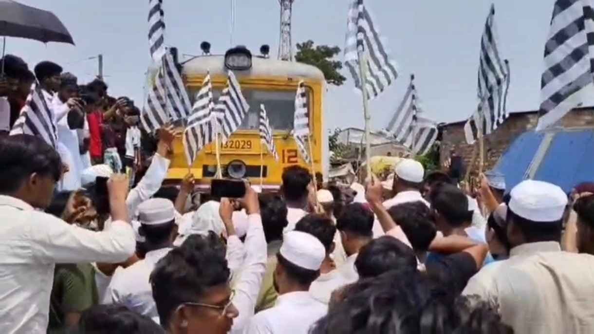 Rail service in Sealdah South division Disrupted after blockade in Mograhat station