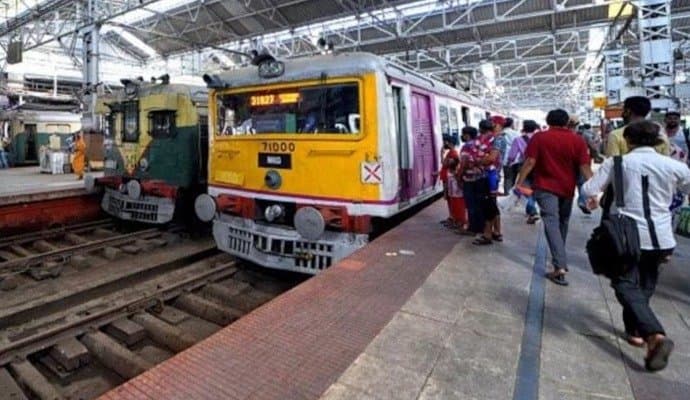Train Service: ‌শিয়ালদহ মেন লাইনে সিগন্যালিং সমস্যা, দাঁড়িয়ে একের পর এক ট্রেন, সমস্যায় যাত্রীরা