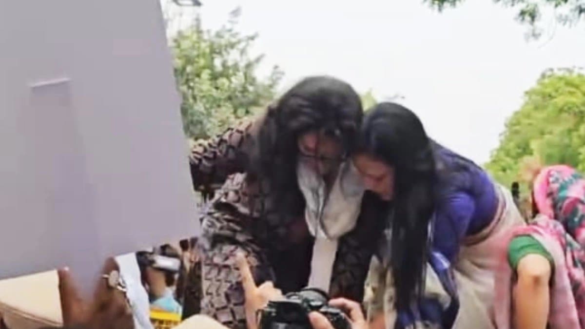  INDIA Bloc Leaders  March To Election Commission  Akhilesh Yadav Jumps Barricade